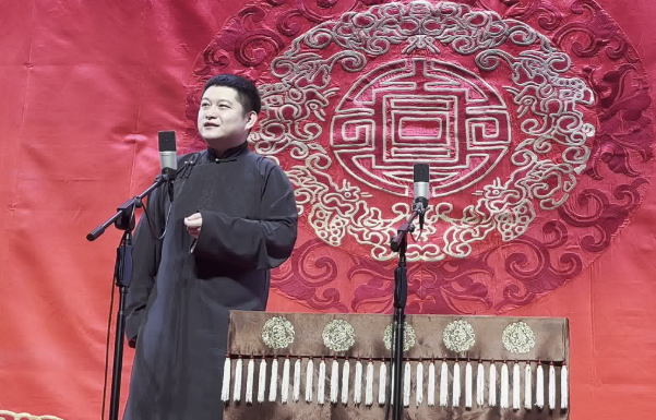 独角相声的魅力,一人演绎经典艺术-第1张图片-票100
